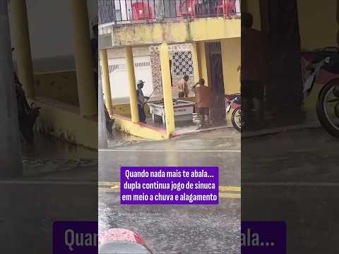 Chuva alaga bar no Ceará e clientes continuam jogando sinuca