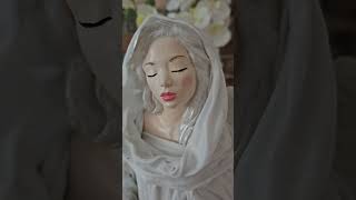 Andělka Eliora stojící v bílé barvě s přírodním minerálem RŮŽENÍN  cca 50 cm - Powertex