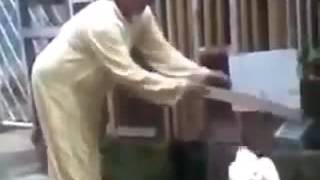 Download lagu Lucu'nenek berantem sama ayam😂 mp3