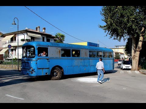 The old Fiat 306 coach says goodbye to Santa Claus and Dueville Vi ... goes to La Spezia