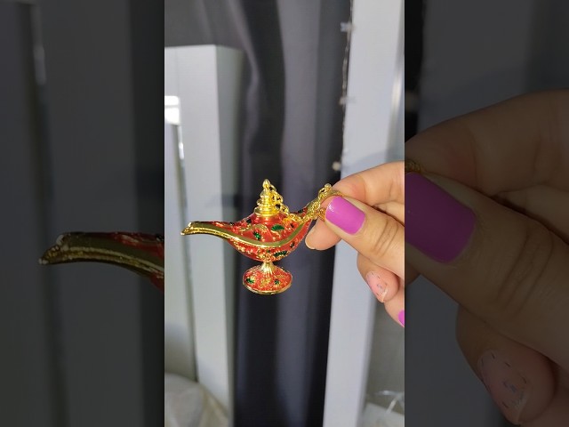 Vídeo relacionado con Half Moon Bay - Caja de coleccionista de Disney Aladdin - Lámpara Genie - Caja de baratijas con tapa para regalos para el hogar, blanco, 14 cm