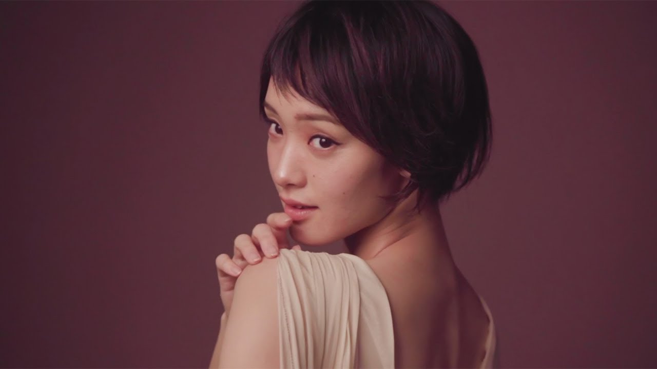 動画 剛力彩芽 黒髪エアリーヘア 美背中見せで大人の女性らしさ表現 美顔器ブランドのイメージキャラクタ に ビジュアルメーキング動画が公開 Maidigitv マイデジtv 動画 剛力彩芽 黒髪エアリーヘア 美背中見せで大人の女性らしさ表現 美顔器ブランドのイメージキャラクタ に ビジュアルメーキング動画が公開 Maidigitv マイデジtv