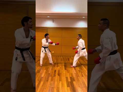 Sensei Daisuke Watanabe demonstrates kizamizuki-gyakuzuki exercise #渡邊道場  #karate #jks