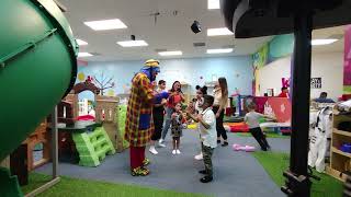 Payaso Pikorete Celebrando el Cumpleaños de Arán en Orlando Sky Lake Fl Vocales Locas