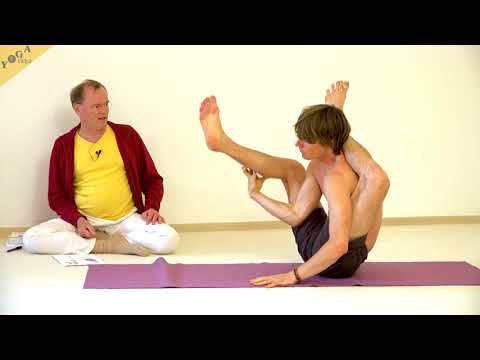 Füße hinter dem Kopf-Pose in der Vorwärtsbeuge - Yoga Asana Lexikon