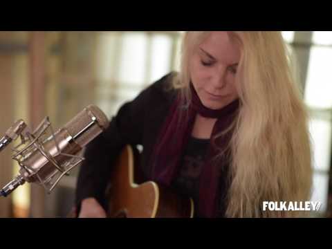 Folk Alley Sessions: Amilia K Spicer - "Train Wreck"