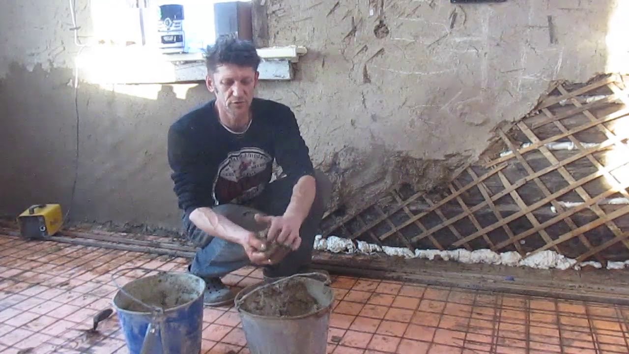 Саманный кирпич. Глинобитные штукатурка цементная раствор. Саманные мазанки. Стена глиняная мазанка. Саманный дом.