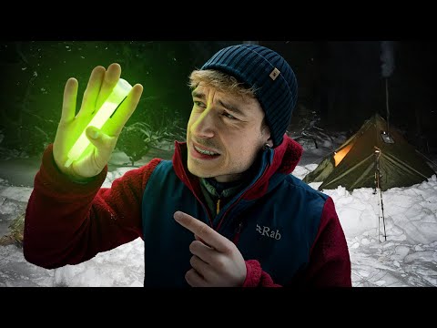 Cama de nieve dentro de la tienda, luz química y estufa de leña | Vivac invernal