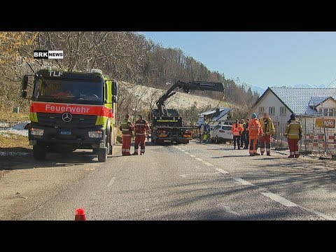 Stäfa ZH: Nach Kollision mit Leitplanke und parktiertem Auto - 73-jähriger Lenker im Spital