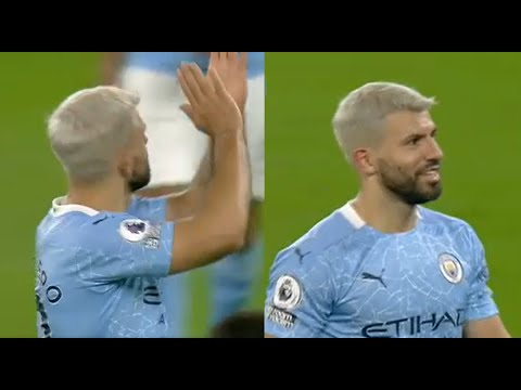 El Kun aplaudiendo a la nada en el partido vs Arsenal