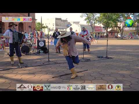 Baitaquinha canta Do Fundo da Grota e faz passo de Chula com Mortal