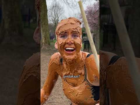 Zij is ingesmeerd met... PINDAKAAS