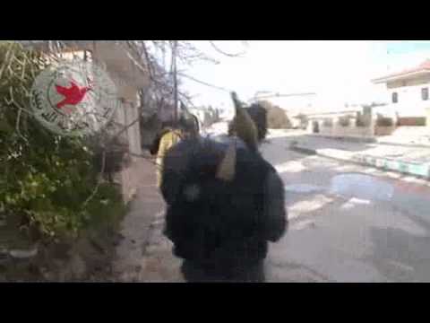 عناصر لواء ذئاب الغاب ورياح الشمال أثناء تحرير حاجز مفرق اليعقوبية في ريف جسر الشغور الشمالي