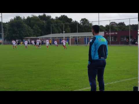 FC Jeugd Doelman Yilmaz keert een strafschop van een VVZA-speler.