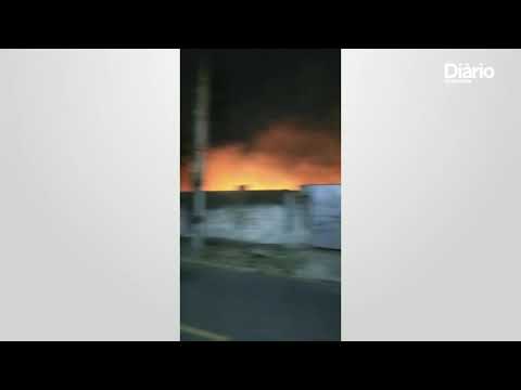 Incêndio atinge terreno de vacaria, e homem impede que bombeiros apaguem as chamas, em Fortaleza