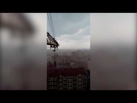 Вид на ураган из кабины башенного крана