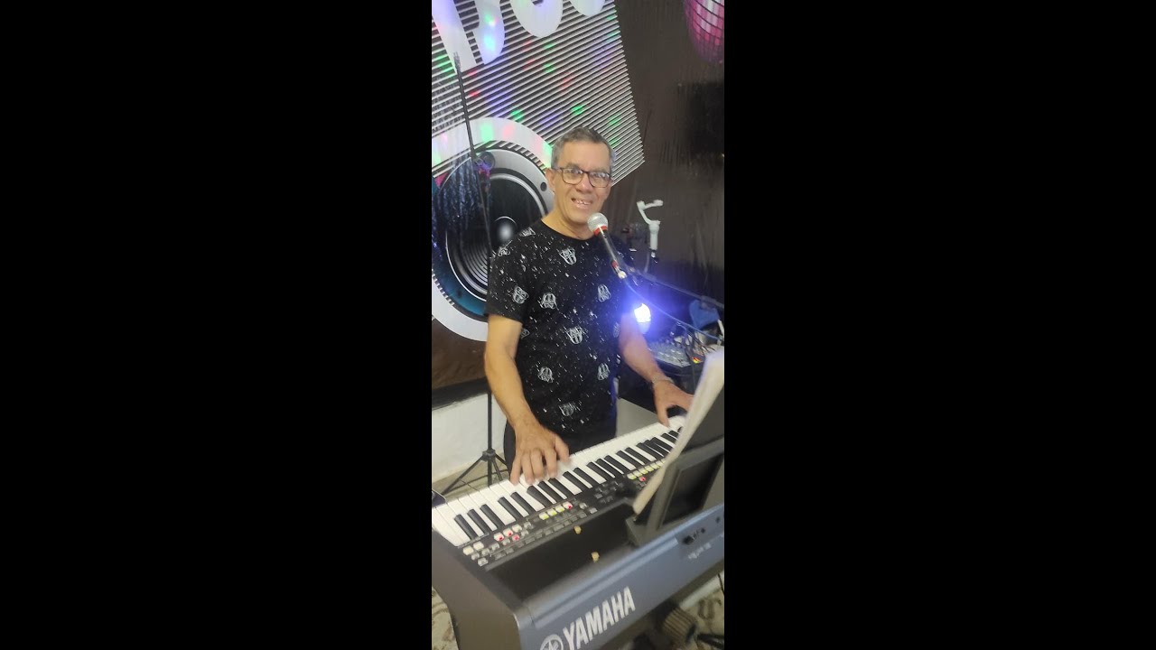 Aloísio e seu teclado faz o show no Clube Ideal da 3 Idade em Niterói/RJ