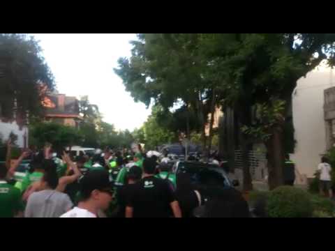 "Los del sur siempre presentes hacia el monumental" Barra: Los del Sur &bull; Club: Atlético Nacional