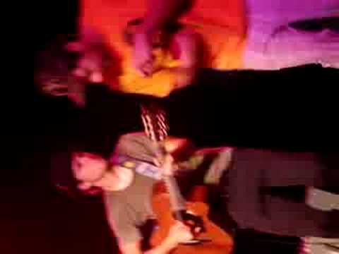 Jason Mraz & Bushwalla sing Curbside prophet in Brighton