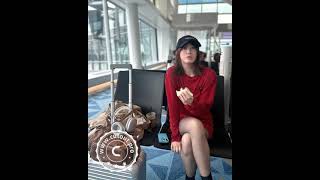 【本田翼】赤いミニワンピの足組みショット公開　旅の装いに「ワンピースお似合い」