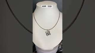 Pendentif trèfle en or blanc 18k saphirs et diamants avec sa chaîne maille tressée en or blanc 18k.