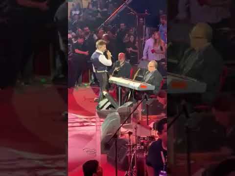 Alejandro Fernández borracho en palenque (se cae)