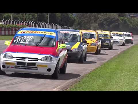 Carros do Gaúcho de Marcas na reta em Guaporé