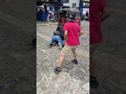 Pelea entre ayudantes de microbuses en Pajapita, San Marcos.
