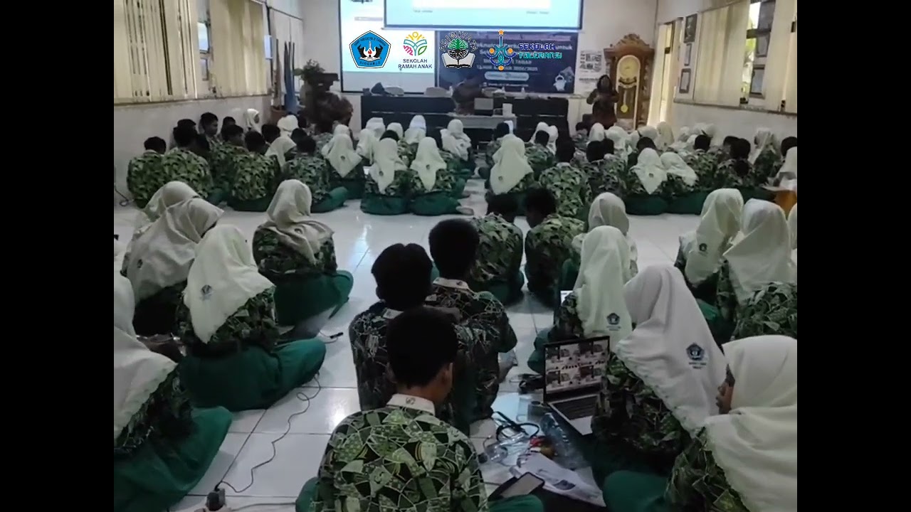 Pelatihan Pembuatan Taman Pintar (Automatic Plant Watering System) bersama Dosen Teknik Informatika Universitas Dinamika.