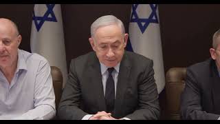 ראש הממשלה בנימין נתניהו בפתח ישיבת הקבינט המדיני-ביטחוני שמתכנס כעת (עדכוני משרד ראש הממשלה) - התמונה מוצגת ישירות מתוך אתר האינטרנט יוטיוב. זכויות היוצרים בתמונה שייכות ליוצרה. קישור קרדיט למקור התוכן נמצא בתוך דף הסרטון