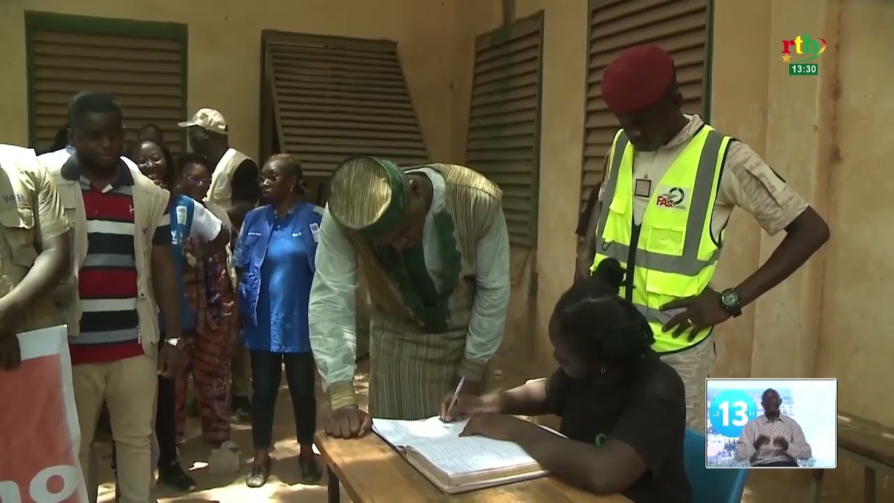 la Fédération des Associations du personnel du Système des Nations Unies offre un chèque à l’AFM