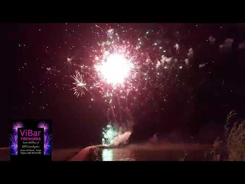 Vibar Fireworks. Fuochi d'artificio vicino all'acqua