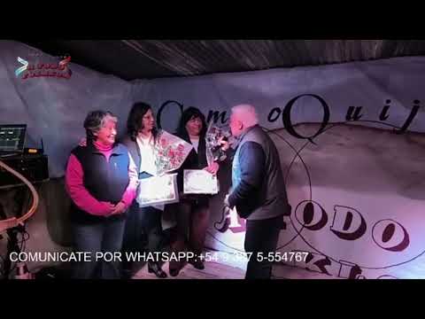 Jesús Rodríguez dedicó varias canciones a las maestras homenajeadas en Campo Quijano a todo Folklor