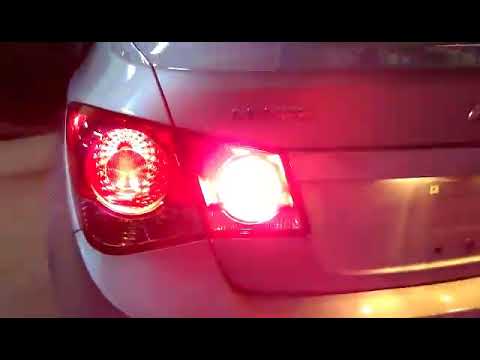 Как снять заднюю фару на шевроле круз. Лампа заднего хода шевроле круз. Замена задней лампочки шевроле круз. Замена лампочек стопсигнала в задних фонарях шевроле спарк 2007. Лампочки в задний ход круз седан.
