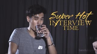 Nathan Hartono fights through 10 rounds of spicy ramen on Super Hot Interview Time