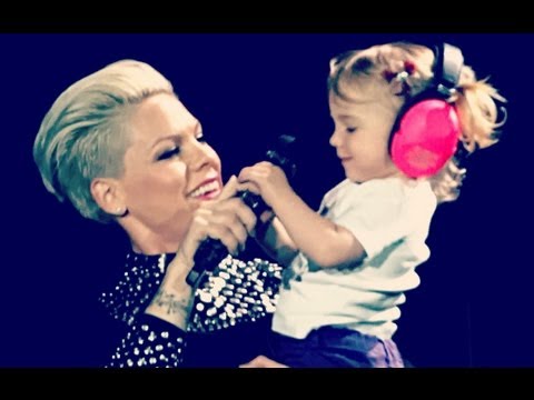 P!NK - WILLOW  - LEAVE ME ALONE ( I'M LONELY) - THE TRUTH ABOUT LOVE TOUR - MUNICH GERMANY - MAY 19
