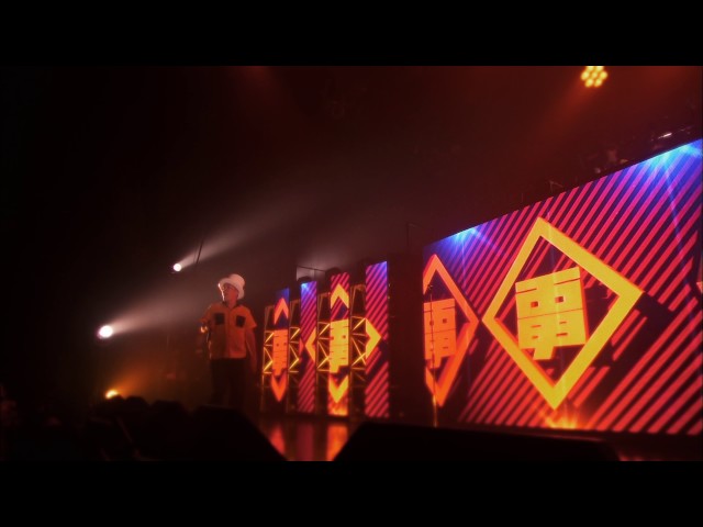 これは1年前のライブの様子ですが、現場だと、とにかく低音がきいててバッキバキなんです。アートワークも最高にかっこいい。そういえば、ライブが始まる前にドリンクカウンターをチラチラ見ていたら、みんなビールを買ってるんですね。その理由が完全に理解できました。アルコールが欲しい。