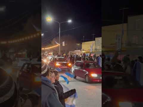 ¡La Toma fue una fiesta! Caravana y cientos de personas celebraron el pase de Argentina