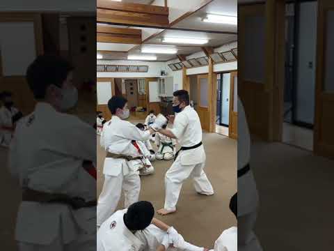 中段突きを受け流してからの上段回し蹴り
