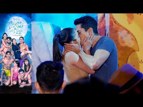 ¡El primer beso de Mauricio y Juana Inés! | Hijas de la Luna - Televisa