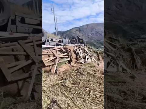 Caminhão carregado de grama tomba na perigosa curva da Ferradura em Ibatiba