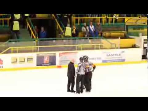 30.10.2013 VHK Vsetín - HC RT TORAX Poruba 2011 1:6 - Sudí Obadal chce jít do šaten...