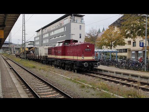 Ausfahrt von Lok-Ost 112 364 (202 364) mit Bauzug in Freiburg