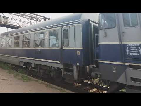 Un tren IR cu locomotiva 060-EA la Halta Bucuresti Basarab