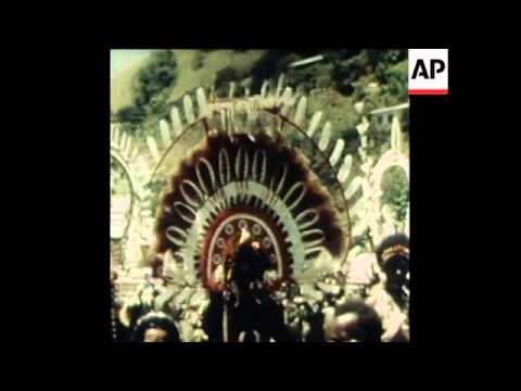 SYND 27 3 77 QUEEN ELIZABETH IS PRESENTED WITH GIRL DANCERS IN PAPUA