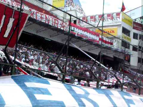 "Esta es la banda loca del funebrero" Barra: Muerte Blanca &bull; Club: LDU