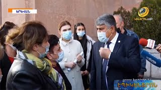 Մեր տնօրենն ունի 3 երեխա,անհետ կորած ամուսին,փոխանակ օգնեն,գլխին սարքում են.ակցիա քաղաքապետարանի մոտ