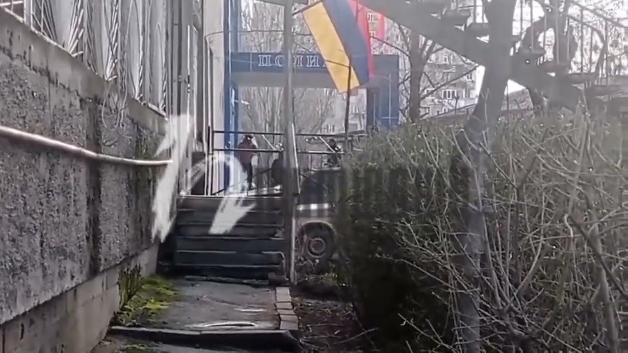 Ոստիկանները շարունակում են բանակցել նռնակով զինված տղամարդու հետ