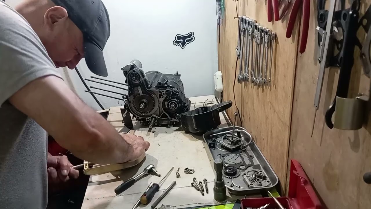 Cómo desarmar lado volante de una moto semiautomática CC 110 , cadenilla, motor de arranque 