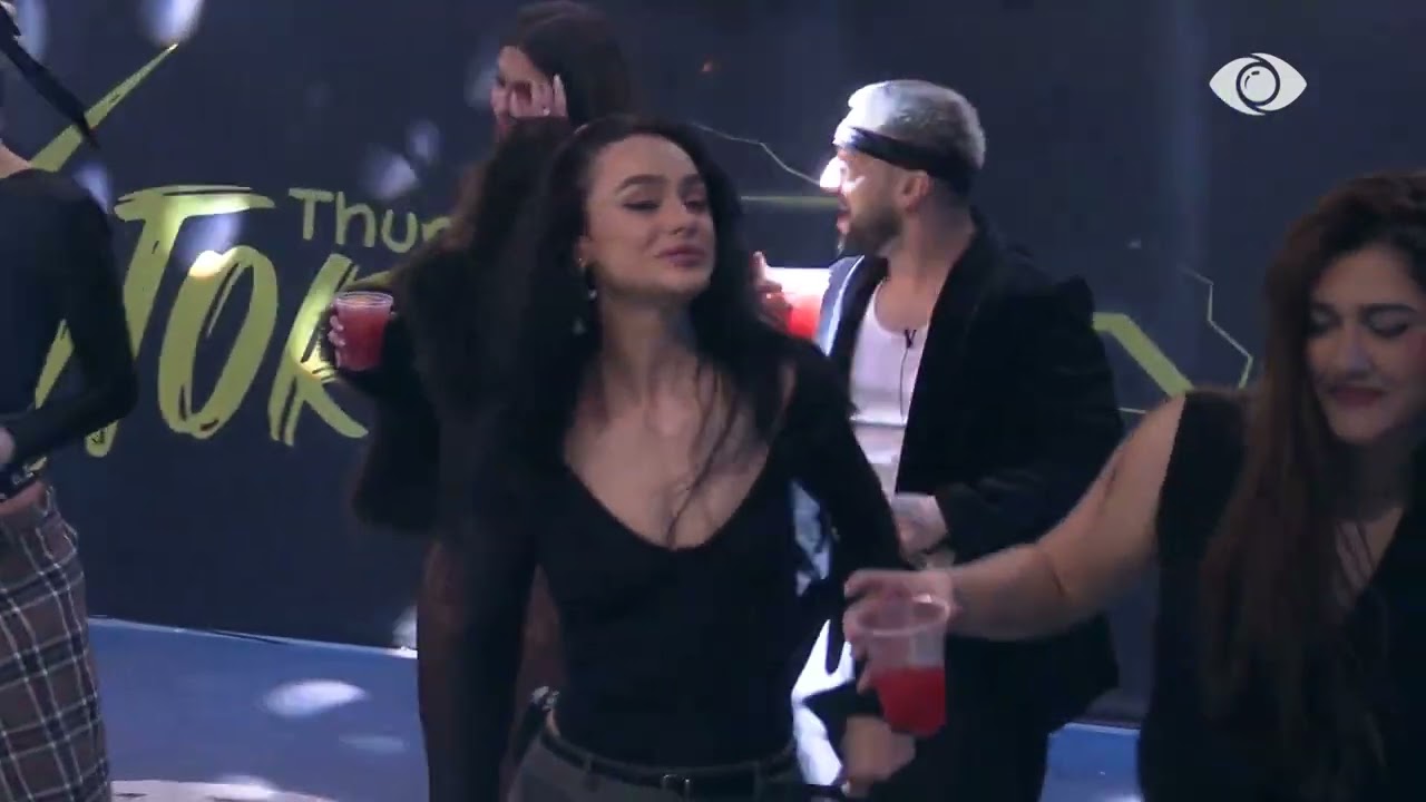 “Zjarr…”/ Banorët kërcejnë dhe këndojnë, Laerti dhe Indriti ngjiten në skenë